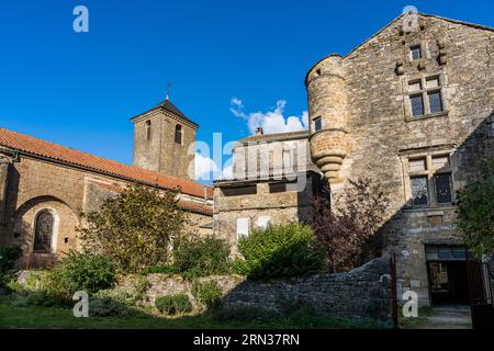 Frankreich, Aveyron, Causses und die Cevennen, Kulturlandschaft des mediterranen Agropastoralismus, von der UNESCO zum Weltkulturerbe erklärt, Sainte-Eulalie-de-Cernon, Templerkommandeur, dann Hospitalerkommandeur des Johanniterordens von Jerusalem, Wachturm im Renaissance-Flügel von 1648 im Innenhof der Kommandeur Stockfoto