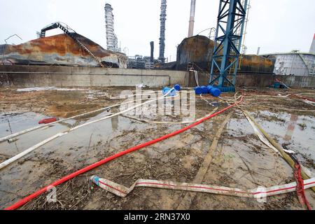 (150409) -- GULEI, 9. April 2015 -- Foto vom 9. April 2015 zeigt den Brandort in einem Werk von Tenglong Aromatic Hydrocarbon (Zhangzhou) Co. Ltd. Auf der Gulei-Halbinsel der Stadt Zhangzhou in der südöstlichen Provinz Fujian. Das Feuer im Chemiewerk wurde am Donnerstag (Mittwoch, 1857 GMT) gegen 2:57 Uhr gelöscht, nachdem die Lagertanks wiederholt in Brand geraten waren. Am Montagabend geriet Öl aus einer Xylol-Anlage in Brand und führte zu Explosionen auf drei nahe gelegene Tanks. ) (lfj) CHINA-FUJIAN-PLANT-fire-LÖSCHANLAGE (CN) JiangxKehong PUBLICATIONxNOTxINxCHN Gulei 9. April 201 Stockfoto