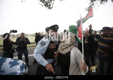 (150409) -- RAMALLAH, 9. April 2015 -- ein israelischer Soldat streitet mit einem palästinensischen Demonstranten während eines Protestes gegen die Schließung der Hauptstraßen, als jüdische Siedler am 9. April 2015 einen Marathon zwischen Ramallah und Nablus in der Nähe des Dorfes Sinjel in der Nähe der Westjordstadt Ramallah organisierten. (lmz) MIDEAST-RAMALLAH-PROTEST FadixArouri PUBLICATIONxNOTxINxCHN Ramallah 9. April 2015 vor israelischem Soldaten streitet mit einem PALÄSTINENSER während eines Protestes gegen die Schließung der Haupthochstraßen, während jüdische Siedler einen Marathon zwischen Ramallah und Nablus in der Nähe des Dorfes nahe der WES organisieren Stockfoto