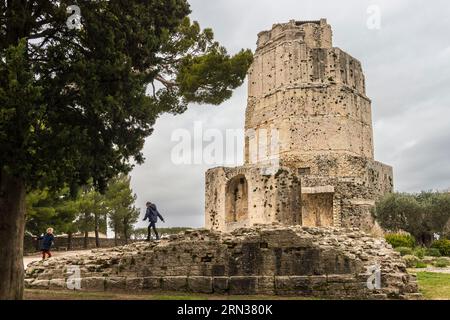 Frankreich, Gard, Nimes, der Magne-Turm, ein gallo-römisches Denkmal an der Spitze des Jardins de la Fontaine Stockfoto