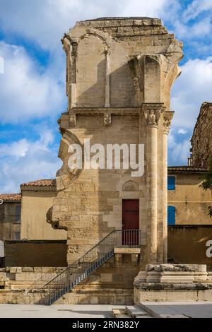 Frankreich, Gard, Saint Gilles du Gard, Stiftskirche Saint-Gilles aus dem 12. Bis 13. Jahrhundert, von der UNESCO unter den Routen nach Santiago de Compostela in Frankreich als Weltkulturerbe eingestuft, Ruinen des alten Chors der Kirche mit einer Wendeltreppe Stockfoto