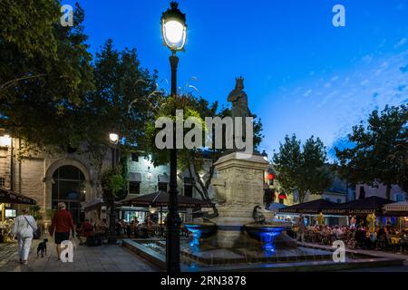 Frankreich, Gard, Aigues Mortes, Statue von Saint Louis auf dem Place Saint Louis Stockfoto