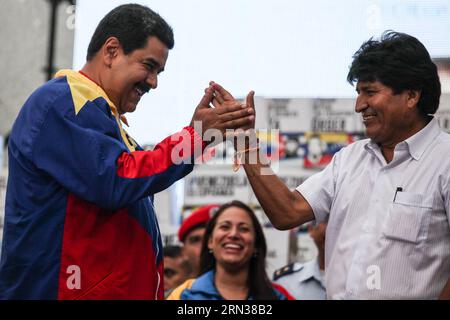 Der venezolanische Präsident Nicolas Maduro (L) und sein bolivianischer Amtskollege Evo Morales beteiligen sich an der Lieferung der Unterschriften, die das venezolanische Volk am 9. April 2015 in Caracas, Venezuela, gesammelt hat. Nicolas Maduro hat 10,42 Millionen Unterschriften für eine Petition erhalten, in der die Vereinigten Staaten aufgefordert werden, ein Dekret aufzuheben, mit dem Venezuela als Bedrohung für die nationale Sicherheit erklärt wird. Boris Vergara) (vf) (lmz) VENEZUELA-CARACAS-BOLIVIA-POLITICS-CAMPAIGN e BorisxVergara PUBLICATIONxNOTxINxCHN der venezolanische Präsident Nicolas Maduro l und sein bolivianischer Teil Evo Morales nehmen an der Lieferung der von der gesammelten Unterschriften Teil Stockfoto