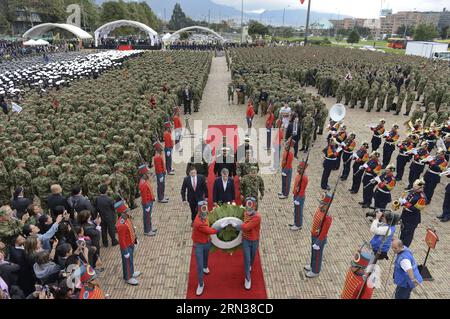 BOGOTA, 9. April 2015 -- das Foto von zeigt den kolumbianischen Präsidenten Juan Manuel Santos, der an einer Kranzlege zum Nationalfeiertag der Erinnerung und Solidarität mit den Opfern am Denkmal für die gefallenen Helden in Bogota, Kolumbien, am 9. April 2015 teilnimmt. Efrain Herrera/) COLOMBIA-BOGOTA-PRESIDENT-WREATH LAY COLOMBIA SxPRESIDENCY PUBLICATIONxNOTxINxCHN Bogota 9. April 2015 das von zur Verfügung gestellte Foto zeigt den kolumbianischen Präsidenten Juan Manuel Santos, der an einer Verlegenheitsaktion zum Nationalfeiertag der Erinnerung und Solidarität mit den Opfern AM Denkmal für die heroen i teilnimmt Stockfoto