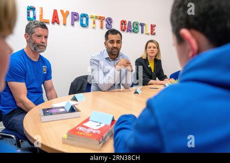 Erste Ministerin Humza Yousaf und Bildungsministerin Jenny Gilruth, zusammen mit Schulleiter Nicky Murray (links), während eines Besuchs der Claypotts Castle Primary School in Dundee, um das nächste Kapitel des Reading Schools-Programms zu starten, und mit Blick auf die Eröffnung des Read Write Count mit dem ersten Minister im Herbst. Bilddatum: Donnerstag, 31. August 2023. Stockfoto