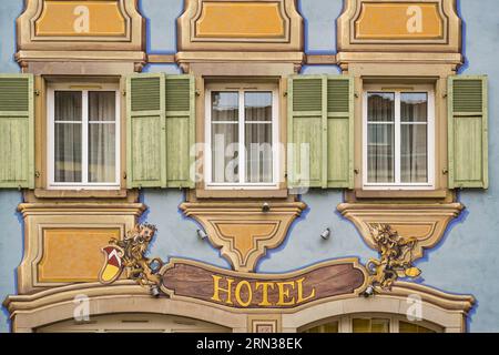 Frankreich, Unterrhein, Parc Regional des Vosges du nord (regionaler Naturpark der nördlichen Vogesen), La Petite Pierre, Hotelrestaurant Au Lion d'Or Fassade Stockfoto