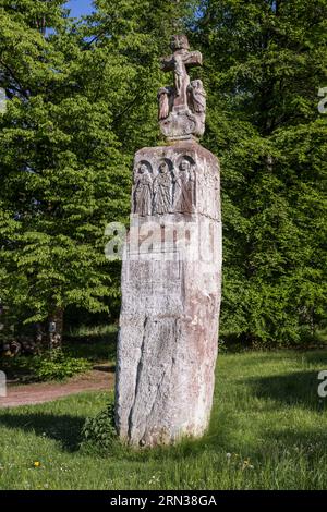 Frankreich, Mosel, Meisenthal, Breitenstein, auch bekannt als Stein der zwölf Apostel, der sich auf die Darstellungen der zwölf Apostel bezieht, die auf den vier Seiten des Menhirs aus rotem Sandstein mit einer Höhe von vier Metern vierzig graviert sind, wahrscheinlich auch für sehr lange Zeit eine Steingrenze Stockfoto