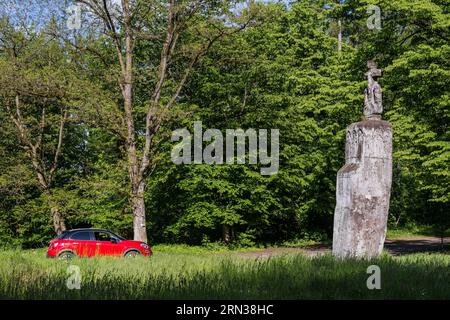 Frankreich, Mosel, Meisenthal, Breitenstein, auch bekannt als Stein der zwölf Apostel, der sich auf die Darstellungen der zwölf Apostel bezieht, die auf den vier Seiten des Menhirs aus rotem Sandstein mit einer Höhe von vier Metern vierzig graviert sind, wahrscheinlich auch für sehr lange Zeit eine Steingrenze Stockfoto