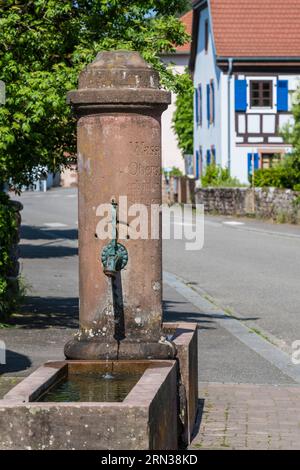 Frankreich, Unterrhein, regionaler Naturpark der Nordvogesen, Obersteinbach, einer der vielen Brunnen in der Hauptstraße Stockfoto