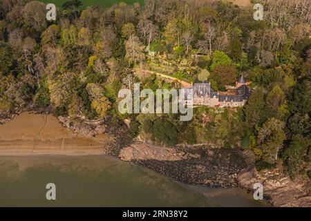 Frankreich, Côtes-d'Armor, Plouguiel, der Kestellic Botanical Garden, klassifiziert als bemerkenswerter Garten und sein typisches neobrritonisches kleines Herrenhaus mit Blick auf den Jaudy (Luftaufnahme) Stockfoto