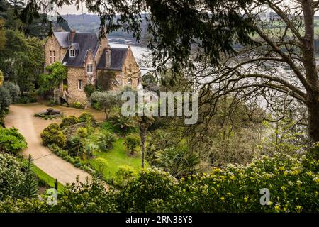 Frankreich, Côtes-d'Armor, Plouguiel, der Kestellic Botanical Garden, klassifiziert als bemerkenswerter Garten und sein typisches neobrritonisches kleines Herrenhaus mit Blick auf den Jaudy Stockfoto