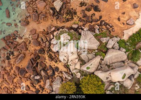 Frankreich, Cotes-d'Armor, Cote de Granit Rose, Trégastel, Insel Renote, Wanderer im Granitchaos (Luftaufnahme) Stockfoto