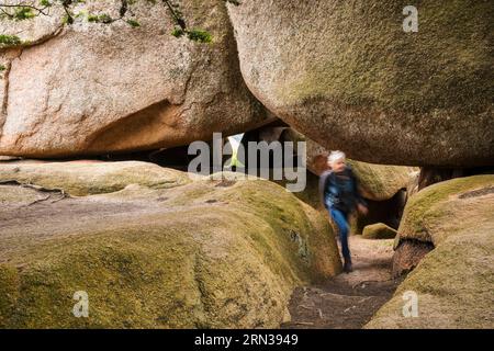 Frankreich, Cotes-d'Armor, Cote de Granit Rose, Trégastel, Insel Renote, Wanderer im Granitchaos Stockfoto