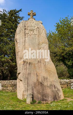 Frankreich, Cotes-d'Armor, Cote de Granit Rose, Pleumeur-Bodou, Menhir (stehender Stein) von Saint-Uzec, während seiner Christianisierung im 17. Jahrhundert graviert Stockfoto