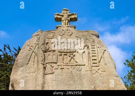 Frankreich, Cotes-d'Armor, Cote de Granit Rose, Pleumeur-Bodou, Menhir (stehender Stein) von Saint-Uzec, während seiner Christianisierung im 17. Jahrhundert graviert Stockfoto