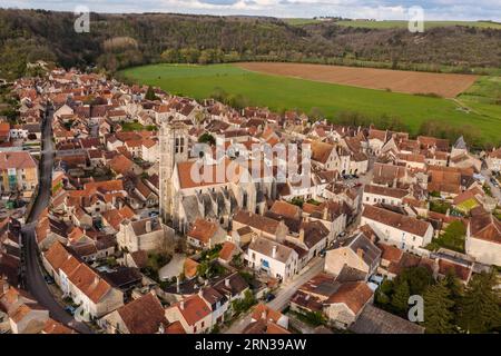 Frankreich, Yonne, Noyers sur Serein, Les Plus Beaux Villages de France (die schönsten Dörfer Frankreichs) und die Pfarrkirche Notre-Dame (15.-17. Jahrhundert) im extravaganten gotischen Stil (Luftaufnahme) Stockfoto