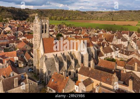 Frankreich, Yonne, Noyers sur Serein, Les Plus Beaux Villages de France (die schönsten Dörfer Frankreichs) und die Pfarrkirche Notre-Dame (15.-17. Jahrhundert) im extravaganten gotischen Stil (Luftaufnahme) Stockfoto