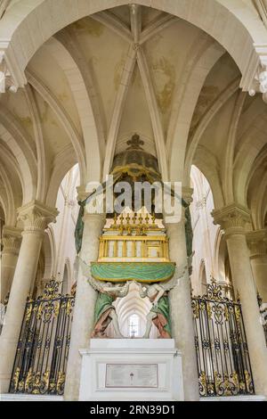 Frankreich, Yonne, Sereintal, Pontigny, die Zisterzienserabtei von Pontigny, der Reliquiar des Heiligen Edme im Chor Stockfoto