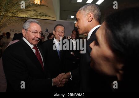 (150411) -- PANAMA CITY, 11. April 2015 -- US-Präsident Barack Obama (2. R) schüttelt die Hände mit dem kubanischen Führer Raul Castro vor der Eröffnung des 7. Gipfels von Amerika in Panama City, der Hauptstadt von Panama, am 10. April 2015. Barack Obama und Raul Castro trafen sich am Freitag vor dem 7. Gipfel Amerikas, an dem Kuba zum ersten Mal teilnahm. (Da) (zy) PANAMA-PANAMA-STADT-USA-KUBA-GIPFEL SantiagoxArmas PUBLICATIONxNOTxINxCHN Panama-STADT 11. April 2015 US-Präsident Barack Obama 2. R. schüttelt die Hände mit dem kubanischen Führer Raul Castro vor der Eröffnung des 7. Amerikanischen Gipfels in P Stockfoto