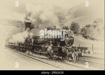 Das Bild zeigt den LMS Jubilee Class 6P, 4-6-0, 45627 Sierra Leone Scarborough Spa Express Dampfzug, der durch Bentham in North Yorkshire fährt Stockfoto