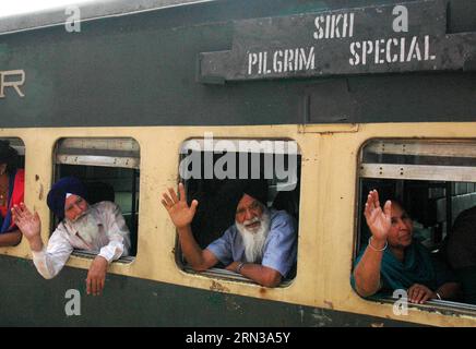 (150411) -- LAHORE, 11. April 2015 -- indische Sikh-Pilger winken, als sie am 11. April 2015 am Wagah Railway Station im östlichen pakistanischen Lahore ankommen. Die erste Reihe von Sikh-Pilgern kam aus Indien über die Wagah-Grenze nach Pakistan, um das Baisakhi-Festival zu feiern, das den Beginn der Erntesaison markiert. PAKISTAN-LAHORE-SIKH-PIGRIMS Sajad PUBLICATIONxNOTxINxCHN LAHORE 11. April 2015 Indische Sikh-Pilgerwelle bei ihrer Ankunft AM Wagah-Bahnhof im östlichen Pakistan S LAHORE AM 11. April 2015 kam die erste Sikh-Pilgergruppe von Indien über die Wagah-Grenze nach CE in Pakistan an Stockfoto