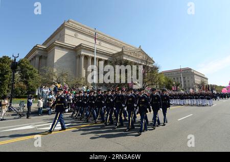 (150411) -- WASHINGTON D.C., 11. April 2015 -- Ehrenwachen nehmen an der jährlichen Cherry Blossom Festival Parade entlang der Constitution Avenue in Washington D.C., Hauptstadt der Vereinigten Staaten, am 11. April 2015 Teil. Die Parade ist eine der größten öffentlichen Veranstaltungen der US-Hauptstadt und zieht etwa 100.000 Zuschauer aus der ganzen Welt an. ) U.S.-WASHINGTON D.C.-CHERRY BLOSSOM-FESTIVAL YinxBogu PUBLICATIONxNOTxINxCHN Washington D C 11. April 2015 Ehrengarde nehmen an der jährlichen Cherry Blossom Festival Parade entlang der Constitution Avenue in Washington D C Hauptstadt der Vereinigten Staaten 11. April 2015 die Parade IST Stockfoto