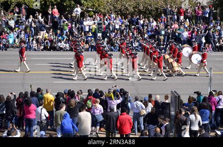 (150411) -- WASHINGTON D.C., 11. April 2015 -- Soldaten einer Militärband nehmen an der jährlichen Cherry Blossom Festival Parade entlang der Constitution Avenue in Washington D.C., Hauptstadt der Vereinigten Staaten, am 11. April 2015 Teil. Die Parade ist eine der größten öffentlichen Veranstaltungen der US-Hauptstadt und zieht etwa 100.000 Zuschauer aus der ganzen Welt an. ) U.S.-WASHINGTON D.C.-CHERRY BLOSSOM-FESTIVAL YinxBogu PUBLICATIONxNOTxINxCHN Washington D C 11. April 2015 Soldaten einer Militärbinde nehmen an der jährlichen Cherry Blossom Festival Parade entlang der Constitution Avenue in Washington D C Hauptstadt der Vereinigten Staaten Teil Stockfoto