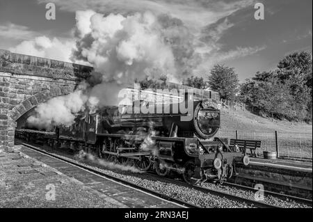 Das Bild zeigt den LMS Jubilee Class 6P, 4-6-0, 45627 Sierra Leone Scarborough Spa Express Dampfzug, der durch Bentham in North Yorkshire fährt Stockfoto