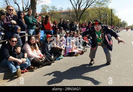 (150411) -- WASHINGTON D.C., 11. April 2015 -- Ein als Clown verkleideter Mann nimmt an der jährlichen Cherry Blossom Festival Parade entlang der Constitution Avenue in Washington D.C. Teil, Hauptstadt der Vereinigten Staaten, 11. April 2015. Die Parade ist eine der größten öffentlichen Veranstaltungen der US-Hauptstadt und zieht etwa 100.000 Zuschauer aus der ganzen Welt an. ) U.S.-WASHINGTON D.C.-CHERRY BLOSSOM-FESTIVAL YinxBogu PUBLICATIONxNOTxINxCHN Washington D C 11. April 2015 ein als Clown verkleideter Mann nimmt an der jährlichen Cherry Blossom Festival Parade entlang der Constitution Avenue in Washington D C, Hauptstadt der Vereinigten Staaten, am 1. April Teil Stockfoto