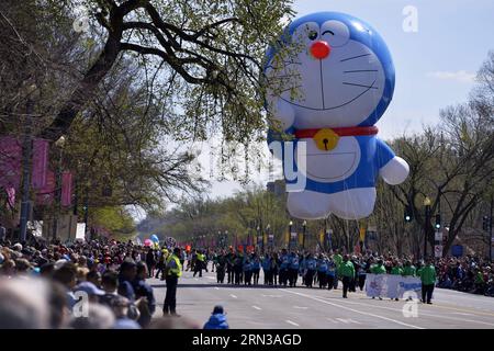 (150411) -- WASHINGTON D.C., 11. April 2015 -- Ein Doraemon-Ballon wird während der jährlichen Cherry Blossom Festival Parade entlang der Constitution Avenue in Washington D.C., Hauptstadt der Vereinigten Staaten, am 11. April 2015 gesehen. Die Parade ist eine der größten öffentlichen Veranstaltungen der US-Hauptstadt und zieht etwa 100.000 Zuschauer aus der ganzen Welt an. ) U.S.-WASHINGTON D.C.-CHERRY BLOSSOM-FESTIVAL YinxBogu PUBLICATIONxNOTxINxCHN Washington D C 11. April 2015 ein Doraemon Balloon IST Seen während der jährlichen Cherry Blossom Festival Parade entlang der Constitution Avenue in Washington D C Hauptstadt der Vereinigten Staaten Stockfoto