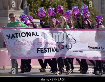 (150411) -- WASHINGTON D.C., 11. April 2015 -- Menschen besuchen die jährliche Cherry Blossom Festival Parade entlang der Constitution Avenue in Washington D.C., Hauptstadt der Vereinigten Staaten, 11. April 2015. Die Parade ist eine der größten öffentlichen Veranstaltungen der US-Hauptstadt und zieht etwa 100.000 Zuschauer aus der ganzen Welt an. ) U.S.-WASHINGTON D.C.-CHERRY BLOSSOM-FESTIVAL YinxBogu PUBLICATIONxNOTxINxCHN Washington D C 11. April 2015 Prominente besuchen die jährliche Cherry Blossom Festival Parade entlang der Constitution Avenue in Washington D C Hauptstadt der Vereinigten Staaten 11. April 2015 die Parade IST eine von T Stockfoto