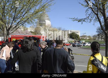 (150411) -- WASHINGTON D.C., 11. April 2015 -- Reporters versammeln sich am Capitol Hill nach einer Schießerei in Washington D.C., USA, 11. April 2015. Am Samstag wurden Schüsse auf die Westfront des Kapitols der Vereinigten Staaten abgefeuert, was zu einer Sicherheitsverriegelung des Komplexes führte. Bestätigt: Selbstverschuldeter Schuss durch neutralisiertes Objekt, sagte die Sprecherin der Capitol Police, Kimberly Schneider. US-WASHINGTON D.C.-CAPITOL-SHOOTING GexXiangwen PUBLICATIONxNOTxINxCHN Washington D C 11. April 2015 Reporter versammeln sich AUF dem Capitol Hill nach einer Schießerei in Washington D C waren die Vereinigten Staaten 11. April 2015 Schüsse F Stockfoto