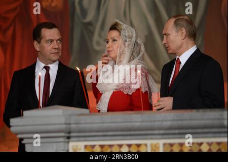 (150411) -- MOSKAU, 11. April 2015 -- der russische Premierminister Dmitri Medwedew, seine Frau Svetlana und der russische Präsident Wladimir Putin (L-R) besuchen einen orthodoxen Ostergottesdienst in der Christ-Erlöser-Kathedrale in Moskau, Russland, 11. April 2015. ) RUSSLAND-MOSKAU-PUTIN-ORTHODOX-OSTERN PawelxBednyakov PUBLICATIONxNOTxINxCHN Moskau 11. April 2015 Russische Premierminister Dmitri Medwedew seine Frau Swetlana und der russische Präsident Wladimir Putin l nahmen am orthodoxen Ostergottesdienst in der Christ-Erlöser-Kathedrale in Moskau Teil Russland 11. April 2015 Russland Moskau Putin Orthodoxe OstermusikinxTschTschTschTschetschenien Stockfoto