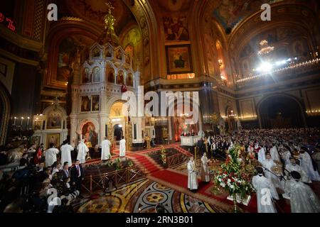 (150411) -- MOSKAU, 11. April 2015 -- das Foto vom 11. April 2015 zeigt einen allgemeinen Blick auf einen laufenden orthodoxen Ostergottesdienst in der Christ-Erlöser-Kathedrale in Moskau, Russland. ) RUSSLAND-MOSKAU-PUTIN-ORTHODOX-EASTER PavelxBednyakov PUBLICATIONxNOTxINxCHN Moskau 11. April 2015 das Foto vom 11. April 2015 zeigt einen allgemeinen Blick auf den laufenden orthodoxen Ostergottesdienst in der Christ-Erlöser-Kathedrale in Moskau Russland Russland Moskau Putin Orthodox Easter PUBLICATIONxNOTxINxCHN Stockfoto