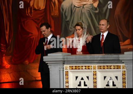 (150411) -- MOSKAU, 11. April 2015 -- der russische Premierminister Dmitri Medwedew, seine Frau Svetlana und der russische Präsident Wladimir Putin (L-R) besuchen einen orthodoxen Ostergottesdienst in der Christ-Erlöser-Kathedrale in Moskau, Russland, 11. April 2015. ) RUSSLAND-MOSKAU-PUTIN-ORTHODOX-OSTERN PawelxBednyakov PUBLICATIONxNOTxINxCHN Moskau 11. April 2015 Russische Premierminister Dmitri Medwedew seine Frau Swetlana und der russische Präsident Wladimir Putin l nahmen am orthodoxen Ostergottesdienst in der Christ-Erlöser-Kathedrale in Moskau Teil Russland 11. April 2015 Russland Moskau Putin Orthodoxe OstermusikinxTschTschTschTschetschenien Stockfoto