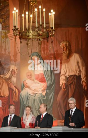 (150411) -- MOSKAU, 11. April 2015 -- der russische Premierminister Dmitri Medwedew, seine Frau Svetlana, der russische Präsident Wladimir Putin und der Moskauer Bürgermeister Sergej Sobyanin (L-R) besuchen einen orthodoxen Ostergottesdienst in der Christuserretter-Kathedrale in Moskau, Russland, 11. April 2015. ) RUSSLAND-MOSKAU-PUTIN-ORTHODOX-OSTERN PawelxBednjakow PUBLICATIONxNOTxINxCHN Moskau 11. April 2015 Russische Premierminister Dmitri Medwedew seine Frau Swetlana russischer Präsident Wladimir Putin und Moskauer Bürgermeister Sergej Sobjanin l nahmen am orthodoxen Ostergottesdienst in der Christ-Erlöser-Kathedrale in Moskau am 11. April 2015 Russland M Teil Stockfoto