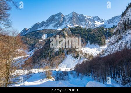 Frankreich, Pyrenäen Atlantiques, Lescun, Aspe Valley, Lescun Zirkus im Winter Stockfoto