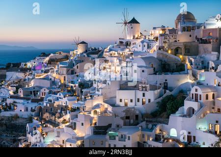 Grèce, Kykladen, Insel Santorin, Dorf Oia von den Ruinen der Burg Agios Nikolaos Stockfoto