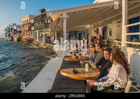 Griechenland, Kykladen, Insel Mykonos, Dorf Chora (Hora), Little Venise, Besucher Stockfoto