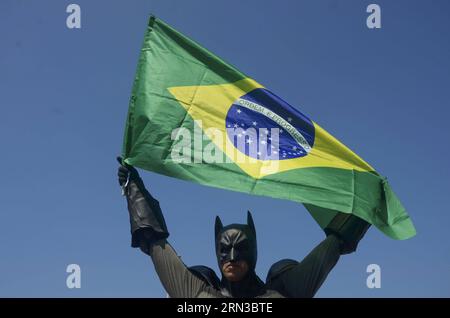 (150412) -- RIO DE JANEIRO, 12. April 2015 -- Ein Mann, der batman verkörpert, hält Brasiliens Nationalflagge während einer Demonstration gegen die Regierung des brasilianischen Präsidenten Dilma Rousseff, nachdem er am 12. April 2015 bei dem staatlichen Ölkonzern Petrobras in Rio de Janeiro, Brasilien, Korruptionsvorwürfe erhoben hatte. Marcelo Fonseca/AGENCIA ESTADO) (jp) BRAZIL OUT BRAZIL-SAO PAULO-SOCIETY-DEMOSTRATION e AE PUBLICATIONxNOTxINxCHN Rio de Janeiro 12. April 2015 ein Mann, der Batman verkörpert, hält bei einer Demonstration gegen die Regierung des brasilianischen Präsidenten Dilma Rousseff nach Vorwürfen die brasilianische Nationalflagge Stockfoto