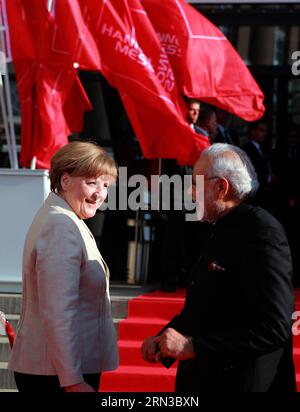 (150412) -- HANNOVER, 12. April 2015 -- Bundeskanzlerin Angela Merkel (L) und indischer Premierminister Narendra Modi nehmen am 12. April 2015 an der Eröffnungszeremonie der Hannover Industriemesse 2015 in Hannover Teil. Die jährliche Hannover Industriemesse Hannover Messe wurde am Sonntagabend offiziell eröffnet und konzentriert sich zum dritten Mal in Folge auf die Integration der konventionellen Industrie und der IT-Branche. ) (KORREKTUR)DEUTSCHLAND-HANNOVER-INDUSTRIE-MESSE-ERÖFFNUNG LuoxHuanhuan PUBLICATIONxNOTxINxCHN Hannover 12. April 2015 Bundeskanzlerin Angela Merkel l und die indischen Premierminister Narendra Modes Stockfoto