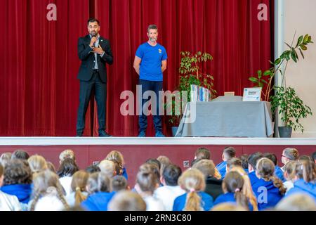 Erster Minister Humza Yousaf mit Schulleiter Nicky Murray (rechts), spricht die Schulversammlung während eines Besuchs der Claypotts Castle Primary School in Dundee an, um das nächste Kapitel des Leseschulen-Programms zu starten und mit Blick auf die Eröffnung des Read Write Count mit dem ersten Minister im Herbst. Bilddatum: Donnerstag, 31. August 2023. Stockfoto