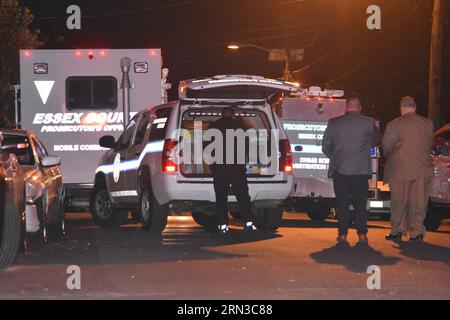 Newark, Usa. 30. August 2023. Essex County Staatsanwaltschaft am Tatort der Schießerei, Mittwochabend. Eine Person wurde in Newark erschossen und getötet. Am Mittwochabend gegen 21:45 Uhr kam es zu einer Schießerei und eine Person wurde im Bereich der Hawthorne Avenue in Newark, New Jersey, erschossen. Die Staatsanwaltschaft von Essex County und die Polizei von Newark ermitteln. (Foto: Kyle Mazza/SOPA Images/SIPA USA) Credit: SIPA USA/Alamy Live News Stockfoto