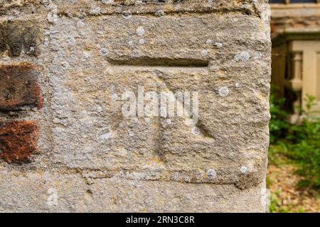 Steinmauermark, Kirche der Allerheiligen, Offord Cluny, Cambridgeshire, England Stockfoto