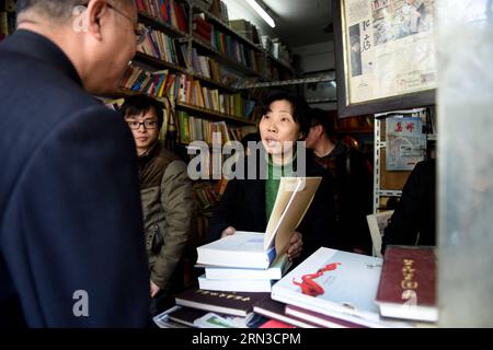 (150413) -- HEFEI, 13. April 2015 -- Chen Guixia (R Front), Eigentümer des Zengzhi Second-Hand-Buchladens, spricht mit Lesern im Buchladen in Hefei, Hauptstadt der ostchinesischen Provinz Anhui, 13. April 2015. Zhu Chuanguo, 52, und seine Frau Chen Guixia gründeten vor 15 Jahren Zengzhi Second-Hand-Buchhandlung in Hefei. Aufgrund von Zhus Verschlimmerung von Rektumkrebs hat das Paar fast alle Ersparnisse ausgegeben und die Buchhandlung war in Gefahr, geschlossen zu werden. Vor kurzem veröffentlichte ein alter Kunde online über das Paar und seine Geschichte, was viele Anwohner dazu veranlasste, Bücher zu kaufen, um dem Paar zu helfen. Der Putsch Stockfoto