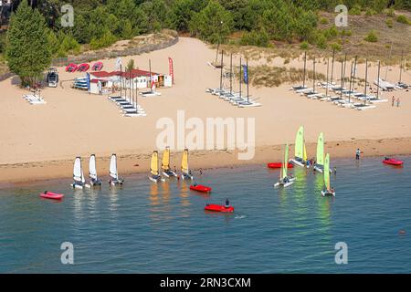 Frankreich, Charente Maritime, St Georges d'Oleron, Boyardville, Segelschule am Strand von Boyardville (Luftaufnahme) Stockfoto