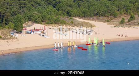Frankreich, Charente Maritime, St Georges d'Oleron, Boyardville, Segelschule am Strand von Boyardville (Luftaufnahme) Stockfoto