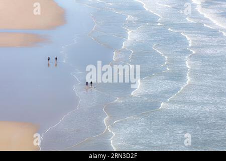 Frankreich, Vendee, St. Gilles Croix de Vie, Menschen, die bei Ebbe am Strand spazieren (Luftaufnahme) Stockfoto