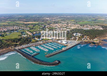 Frankreich, Vendee, Talmont St Hilaire, Port Bourgenay, der Yachthafen und das Dorf (Luftaufnahme) Stockfoto