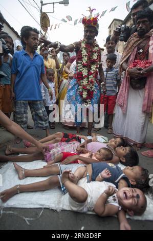 (150414) -- KOLKATA, 13. April 2015 -- indische Hindu-Kinder liegen auf der Straße als Teil des Rituals während des Shiva Gajan Festivals in Kolkata, Hauptstadt des ostindischen Bundesstaates Westbengalen, 13. April 2015. Gläubige hinduistische Gläubige boten verschiedene Rituale und symbolische Opfer in der Hoffnung auf die Gunst des Gottes Shiva an und markierten die Ankunft des Neujahrskalenders für Bengali. INDIEN-KOLKATA-SHIVA GAJAN FESTIVAL TumpaxMondal PUBLICATIONxNOTxINxCHN KOLKATA 13. April 2015 Indische Hindukinder liegen AUF der Straße als Teil des Rituals während des Shiva Festivals in Kolkata Hauptstadt des östlichen indischen Bundesstaates WEST Stockfoto